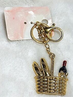 🆕 Gold Picnic Basket Keychain with Wine Bottle Accent